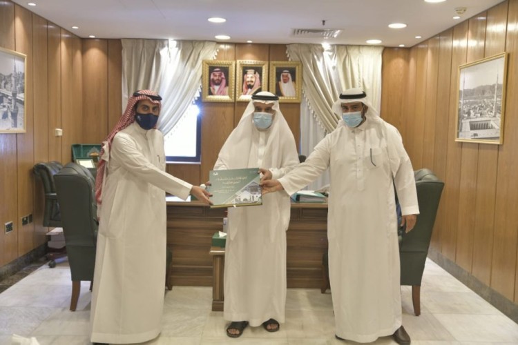 وكيل الرئيس العام لشؤون المسجد الحرام يتسلم خطة الرئاسة المستقبلية (2024)