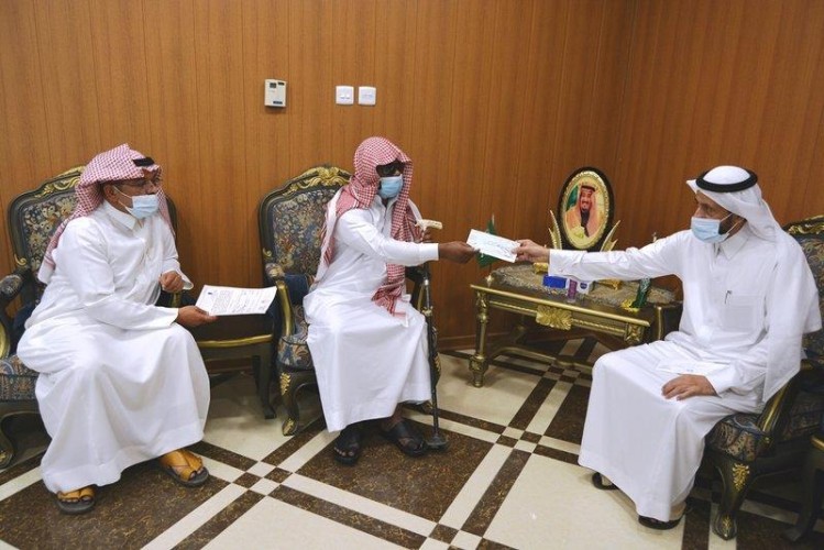 أمير عسير يعلن عن تكفله بدفع تكاليف زواج شاب كفيف من أبناء محايل