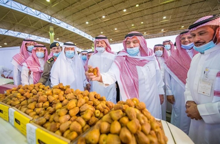 شاهد: أمير القصيم يمازح شاباً يتحدث الفرنسية خلال جولة في مهرجان التمور ببريدة