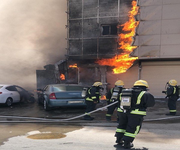 نشوب حريق في واجهة عمارة سكنية بالحي الأخضر في بريدة .. والدفاع المدني يسيطر!