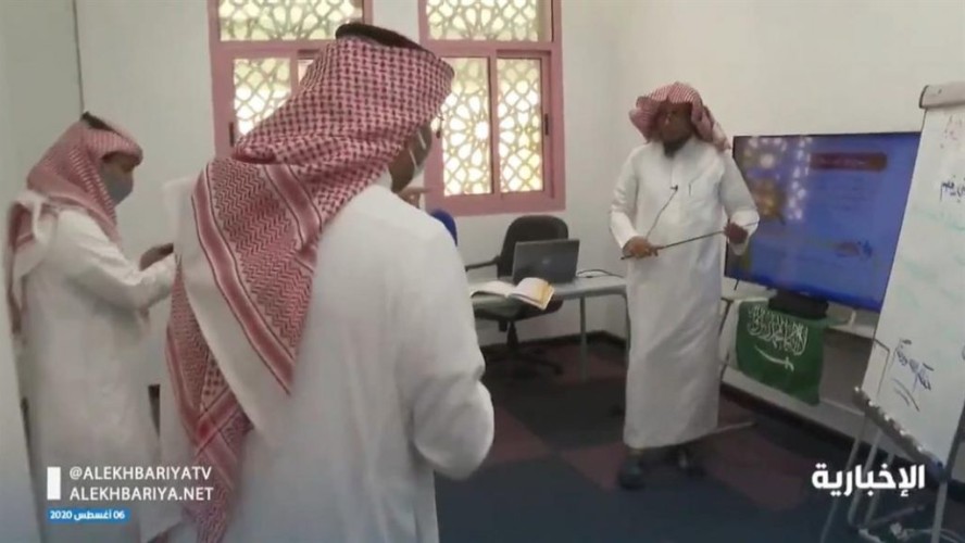 بالفيديو: الكشف عن مراحل وتسجيل المواد الدراسية تلفزيونياً لاستخدامها عن بُعد في مدرسة بجدة