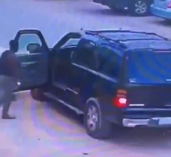 مرتدياً كمامة سوداء .. شاهد: لحظة قيام لص بسرقة “كيابل كهربائية من عمارة سكنية بالرياض