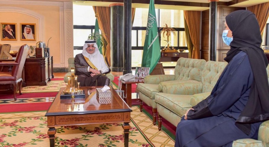 كأول أمرأة تشغل منصب امين مجلس منطقةعلى مستوى المملكة  .. أمير تبوك يلتقي  أمين مجلس المنطقة الدكتورة خلود الخميس