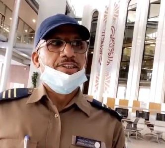 يتحدث 3 لغات .. شاهد: حارس أمن يعمل في مكتبة الملك فهد منذ 30 عاماً