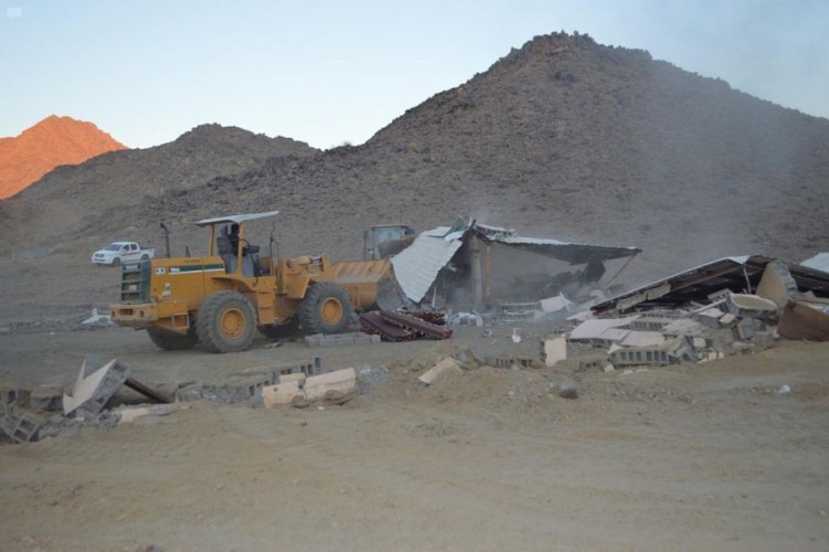 لجنة التعديات بالشبحة تزيل تعديات على أراضٍ حكومية