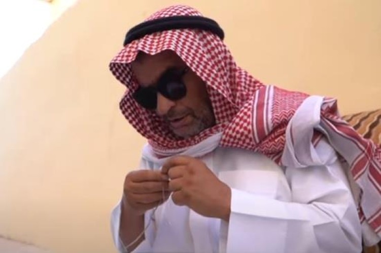 بالفيديو: مواطن ضرير يكشف كيف هزم الإعاقة واستطاع صناعة أدوات صيد الصقور دون أن يراها من قبل