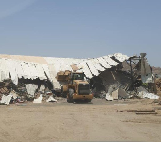 بمتابعة الأمير مشعل بن ماجد .. لجنة إزالة الأنشطة الصناعية غير المرخصة و الموجودة داخل أحياء جدة تواصل أعمالها بإزالة مصانع مُخالِفة