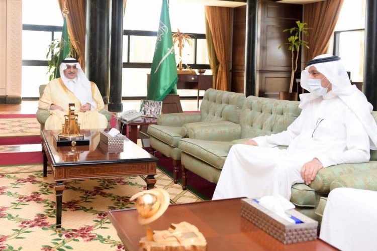أمير تبوك يستقبل وكيل الإمارة  والوكلاء المساعدين ورؤساء الأقسام المهنئين بعيد الاضحى المبارك