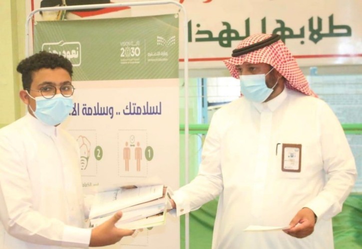 محافظ الدرب يتابع “عودة المدارس ..وفق الإجراءات الإحترازية ويطلق حملة تسليم المقررات الدراسية “