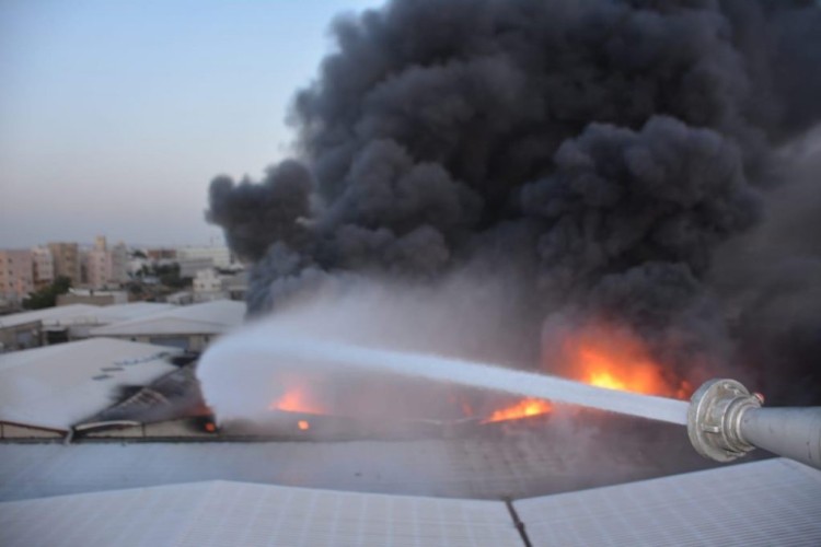 الدفاع المدني بجدة يباشر حريق في عدد من المستودعات بحي المحجر