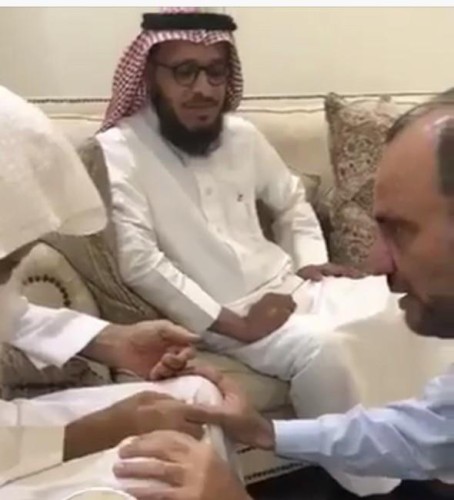 شاهد.. مدير مدرسة في الخرج يلتقي بطلابه بعد 40 عاماً وأحدهم لم يتمالك دموعه