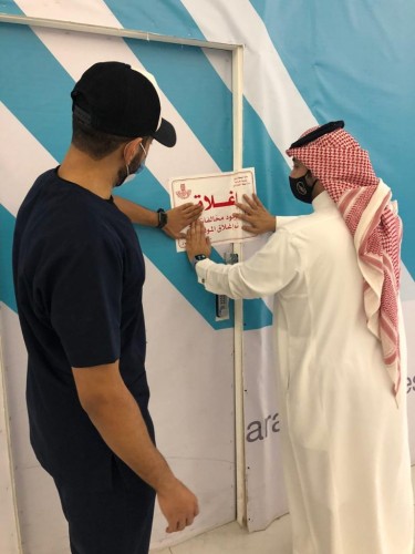 بلدية غرب الدمام تضبط طن ونصف مواد غذائية واكثر من 6000 لتر سوائل من مستودع لأحد الكافيهات