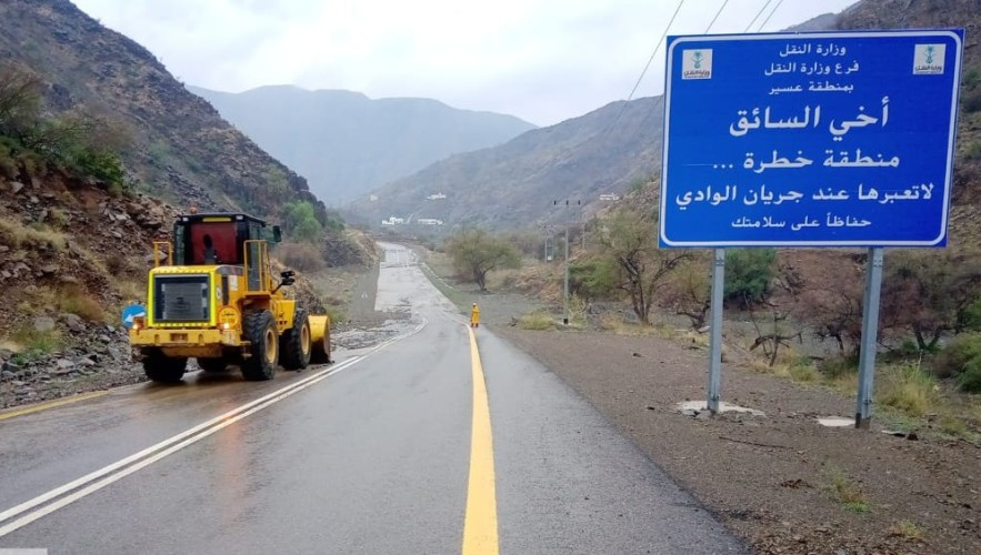 على مدار 10 أيام .. تواصل عمليات الصيانة وفتح الطرق بسبب الأمطار في منطقة عسير