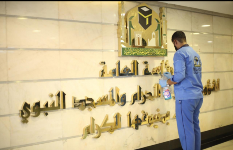 إدارة الوقاية البيئية ومكافحة الأوبئة تكثف عمليات التعقيم لمبنى الرئاسة و مرافقه