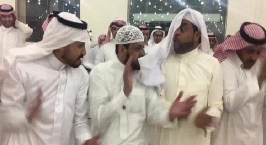 بالفيديو: ماهي قصة “رقصة الدحة” وتحولها من مخافة الأعداء في الحروب إلى الأفراح؟