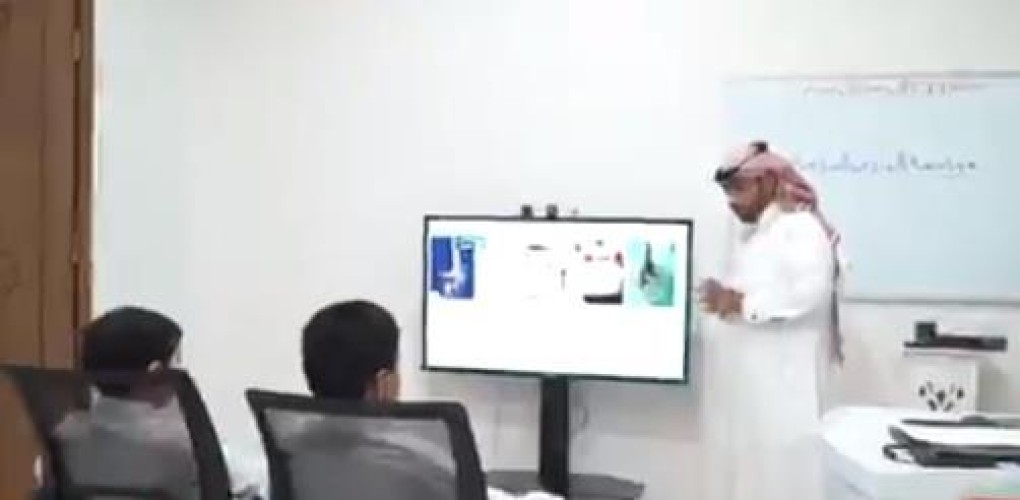 شاهد: كيف حول معلم في طريف جزءاً من منزله إلى فصل دراسي ذكي ومتكامل ليدرس فيه أبناءه