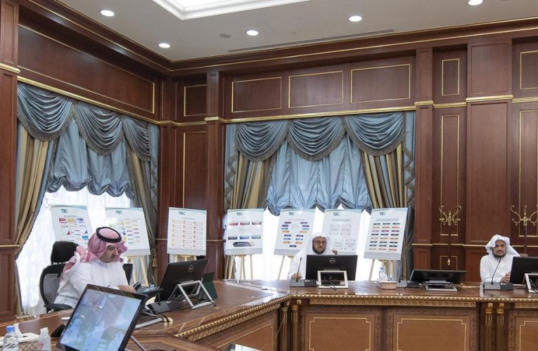 أمير منطقة المدينة يدشن مشروع تأمين الحقائب الإلكترونية لطلاب وطالبات الأسر المحتاجة