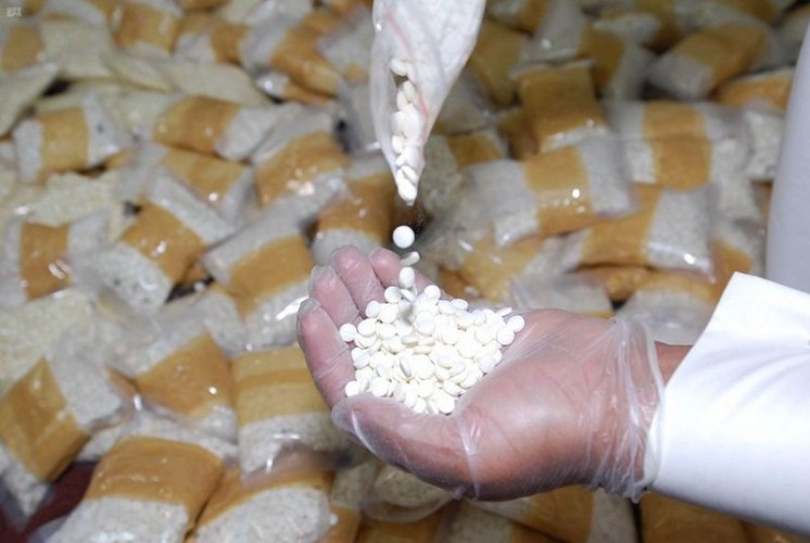 مكافحة المخدرات تلقي القبض على مواطنَين يقومان بترويج 17500 قرص أمفيتامين مخدر