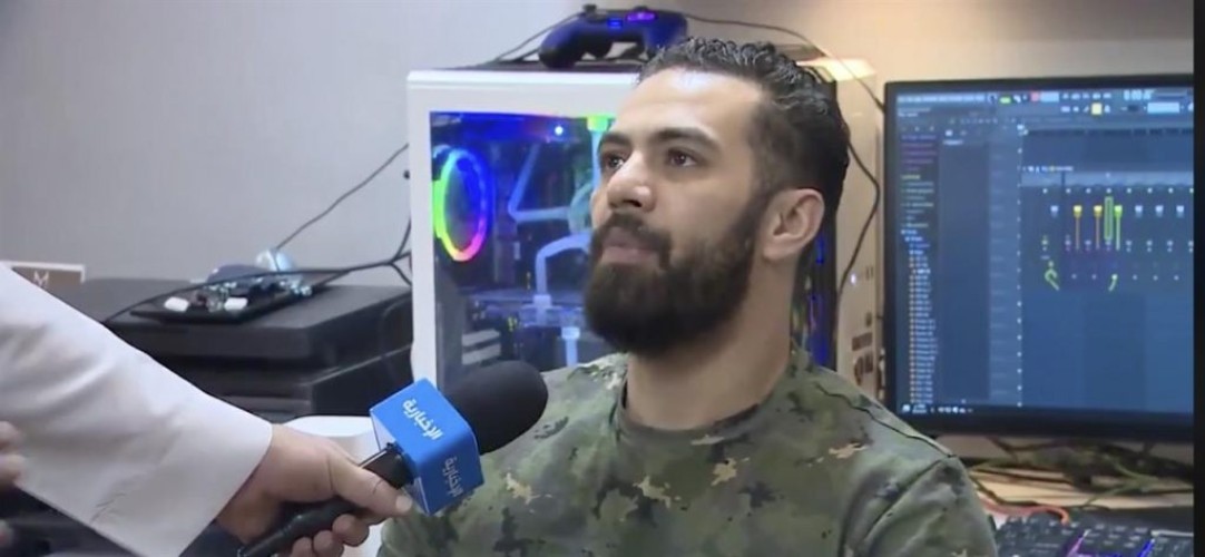 بالفيديو: فنان سعودي من أهالي المدينة المنورة يستغل فترة العزل المنزلي ويقوم بإعداد معزوفات لـ “اليوم الوطني”