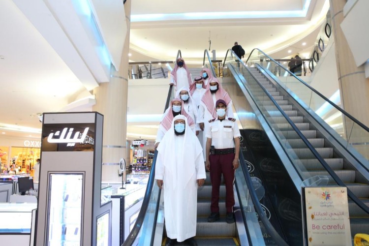 وكيل التوعية والتوجيه بالرئاسة العامة لهيئة الأمر بالمعروف يقف ميدانياً على تنفيذ حملة (الصلاة نور) بالرياض