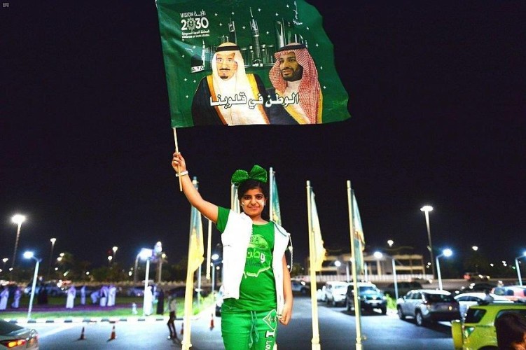 بشعار “همة حتى القمة” .. بالفيديو والصور: جموع من المواطنين في ربوع المملكة يحتفلون باليوم الوطني الـ 90