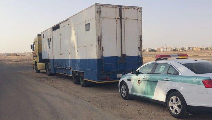 مرور الطائق يطيح بقائد شاحنة بعد سيره عكس الاتجاه – فيديو