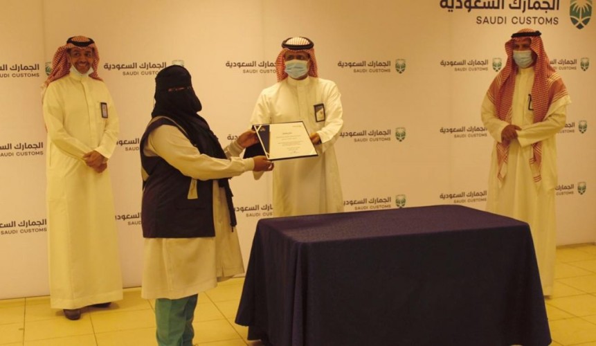 مدير جمرك مطار جدة يكرم الفريق التوعوي بأضرار كورونا