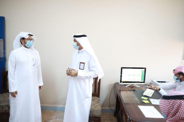 مدير تعليم جازان يطلع على جهود المدارس في دعم العملية التعليمية عبر منصة مدرستي