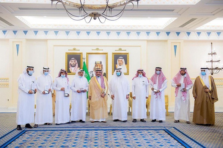 أمير القصيم يكرم 180 متميزا من الطلاب والطالبات