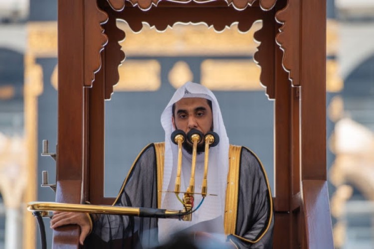 فضيلة الشيخ الدكتور” عبدالله الجهني” في خطبة الجمعة : إننا ولله الحمد في مملكتنا العزيزة نعيش في ظل وارف من عدالة الإسلام .. وننعم بعيش رغيد .. تحت الحكم الرشيد