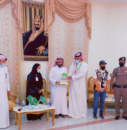 القحطاني يكرم فريق بروين بعد مشاركته في مسيرة الدراجات النارية بمناسبة اليوم الوطني السعودي 90  بالدرعية
