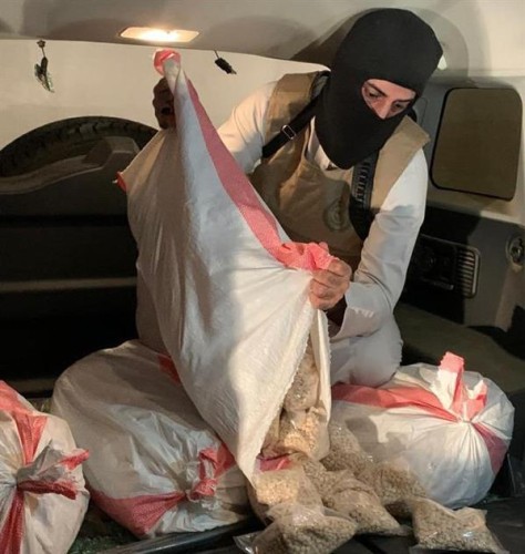 القبض على مواطنين قاما بنقل كمية ضخمة من الحبوب المخدرة بعسير