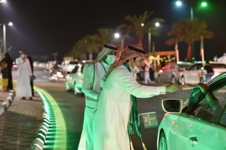 احتفالات اليوم الوطني الـ 90 تجذب زوار الواجهة البحرية في القطيف