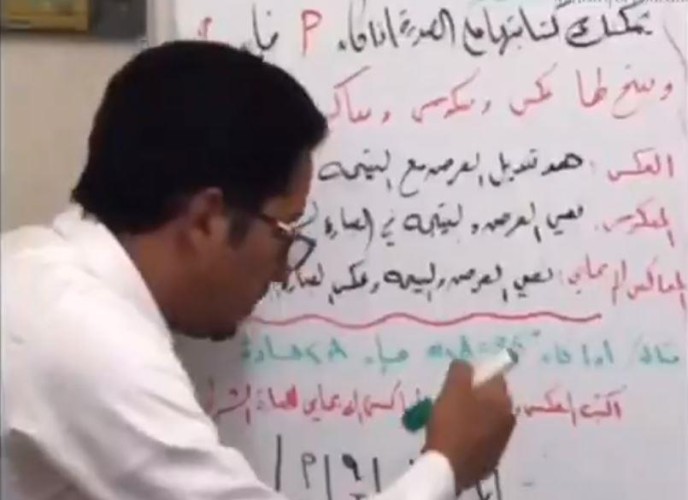 المعلم هايل الرشيدي يحول حجرة في منزله إلى فصل مدرسي لشرح دروس المادة لطلابه عبر منصتي