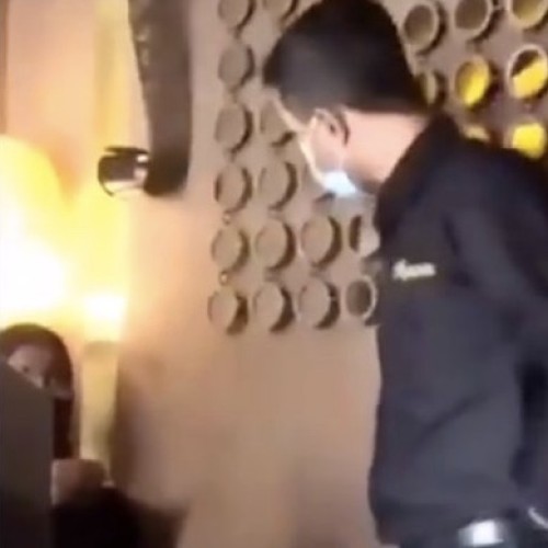 أول رد من الموارد البشرية على مقطع الوافد الأجنبي وهو يعتدي على موظفة سعودية