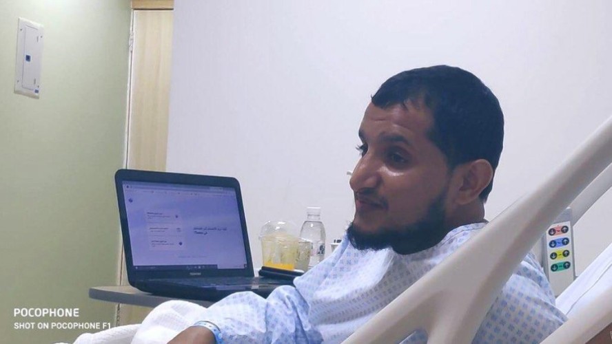 أجريت له عملية جراحية .. شاهد: معلم يشرح الدروس لطلابه وهو يرقد على السرير الأبيض في المستشفى