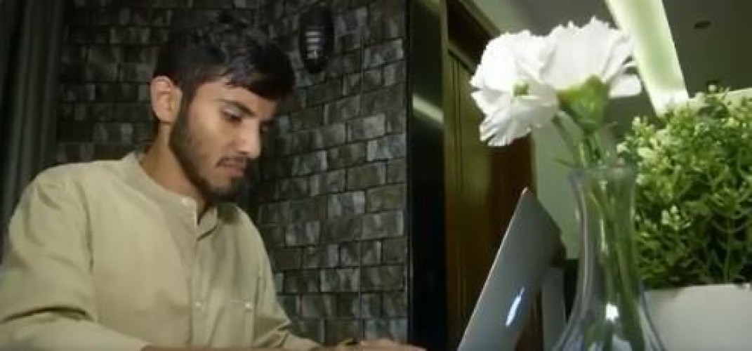 حلقة الوصل بين الطلاب والسفارة .. بالفيديو: طالب سعودي يتطوع لتسهيل عودة زملائه للدارسة في مصر