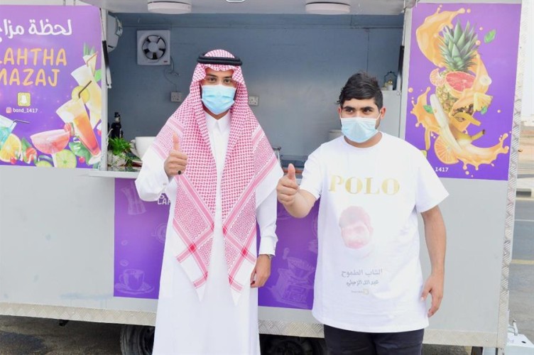 بالصور: نائب أمير منطقة حائل يستجيب لدعوة شاب من ذوي الهمم في افتتحاح  “الفود ترك” الخاص به