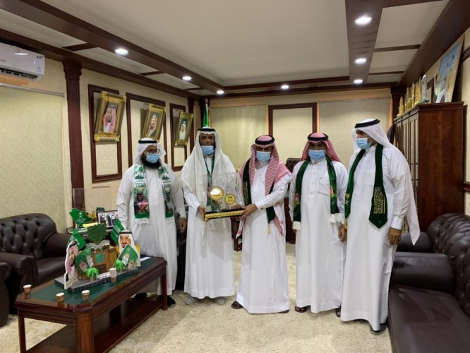 محافظ بيش يستقبل منسوبي التعليم لتهنئته باليوم الوطني الـ90