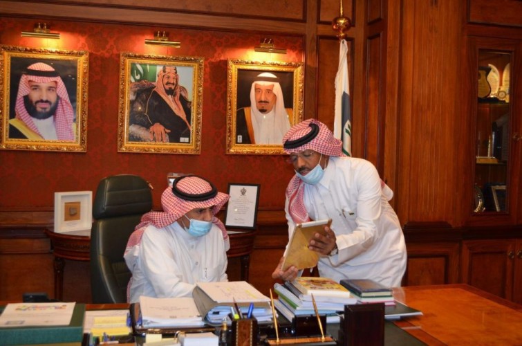 رئيس جامعة الملك خالد يدشن معرض “الوطن بريشة الفن” الافتراضي