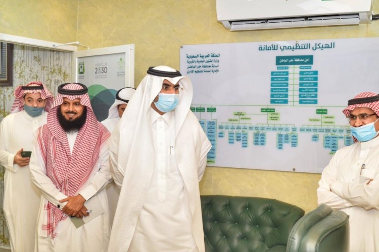أمين حفر الباطن بجولة تفقدية على الوكالات والإدارات بالأمانة للوقوف على سير العمل