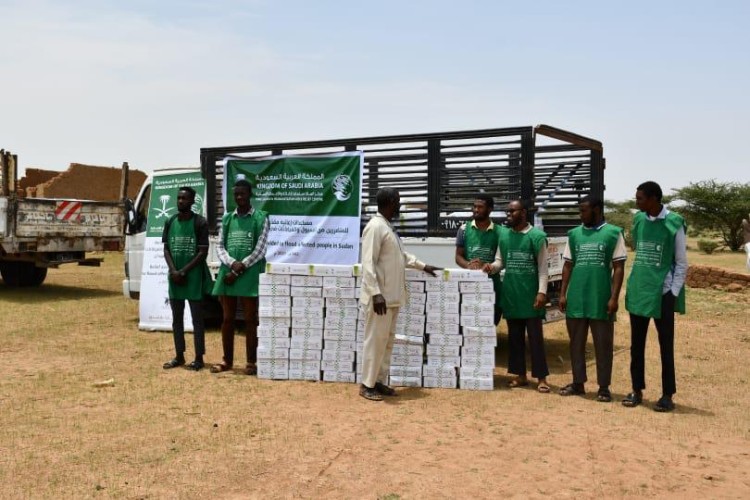 مركز الملك سلمان للإغاثة يوزع 1,000 كرتون تمور للمتضررين من السيول في محلية شرق النيل بولاية الخرطوم