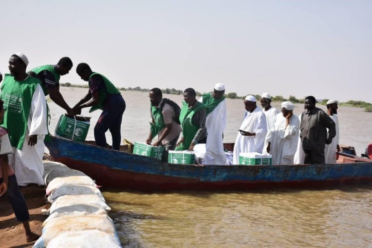 مركز الملك سلمان للإغاثة يواصل توزيع السلال الغذائية للمتضررين من السيول في محلية كرري بولاية الخرطوم