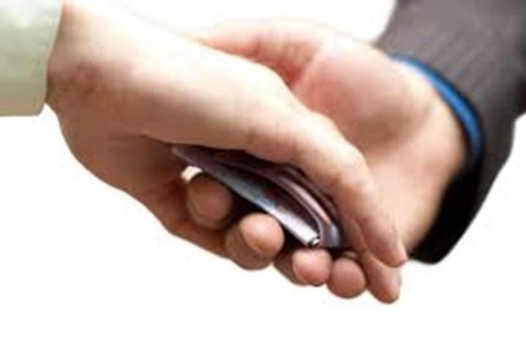 حكم الشرع في دفع الرشاوى لمنع الضرر عنه؟ .. المصلح يجيب!