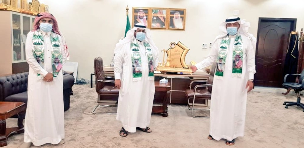 محافظ صامطة يستقبل مدير مكتب التعليم بالمحافظة لتهنئته باليوم الوطني الـ90