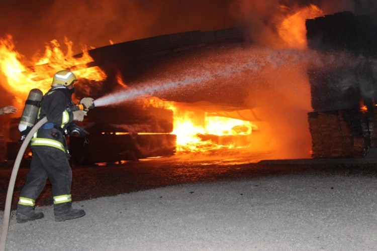 مدني بريدة يخمد حريق اندلع في منجرة للأخشاب والديكور على طريق الملك عبدالعزيز