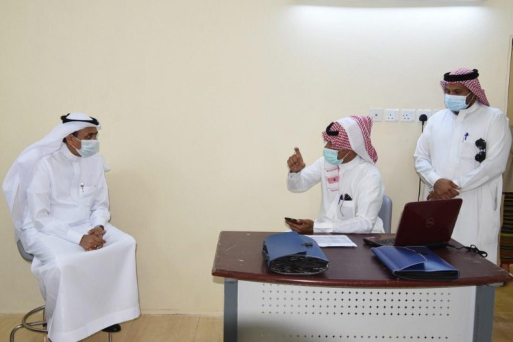 مدير عام تعليم جازان يزور مدارس العارضة ويؤكد على أهمية تقديم الدعم للطلاب والطالبات للاستفادة من منصة مدرستي