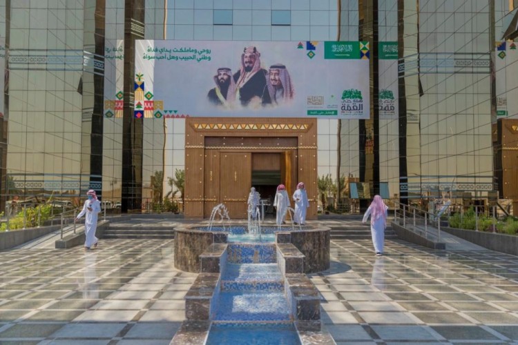 أمانة القصيم تكثف استعداداتها لمناسبة اليوم الوطني 90 بأعمال تجميل الطرق والميادين وإضاءة المباني