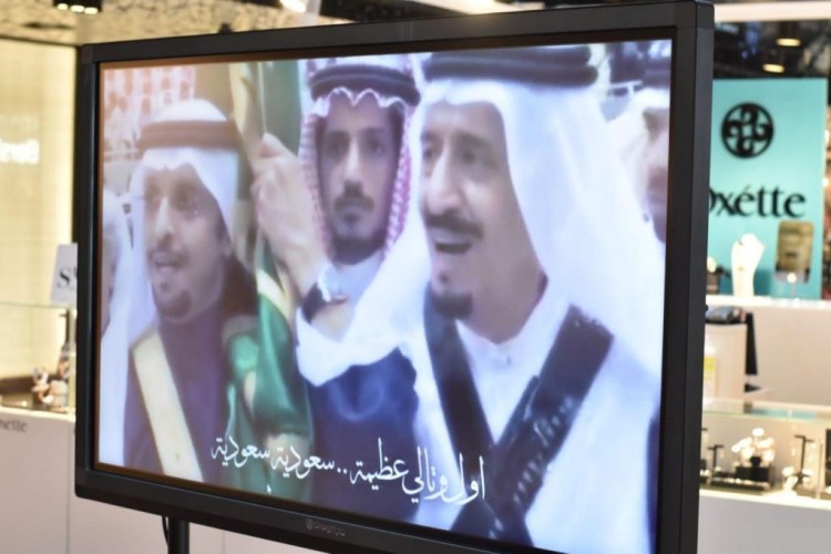 شاهد .. علم السعودية وصور القيادة ترفرف في قلب العاصمة البوسنية ضمن فعاليات الشؤون الإسلامية بذكرى الوطن الـ 90