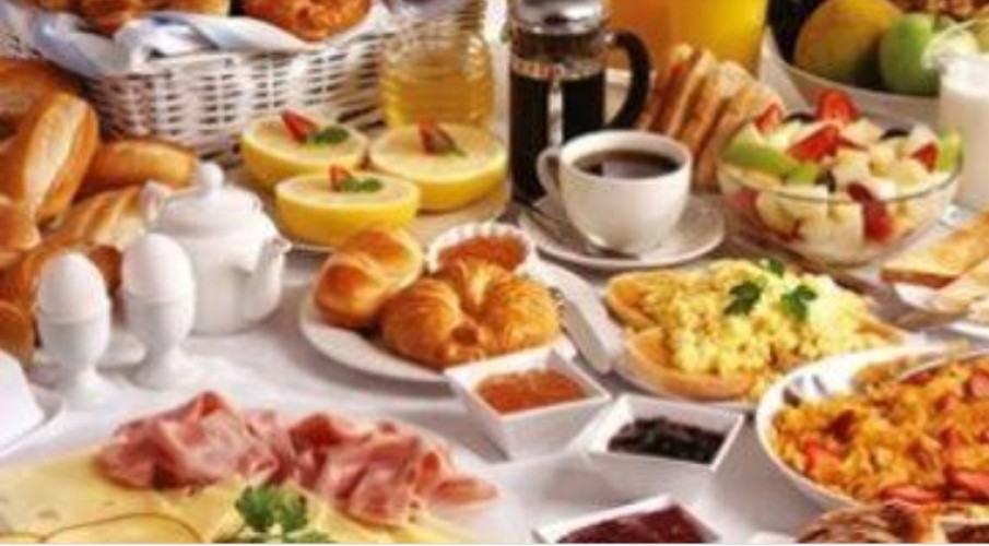 استشاري يحذر من تناول وجبة العشاء متأخرًا .. ويكشف عن السبب!